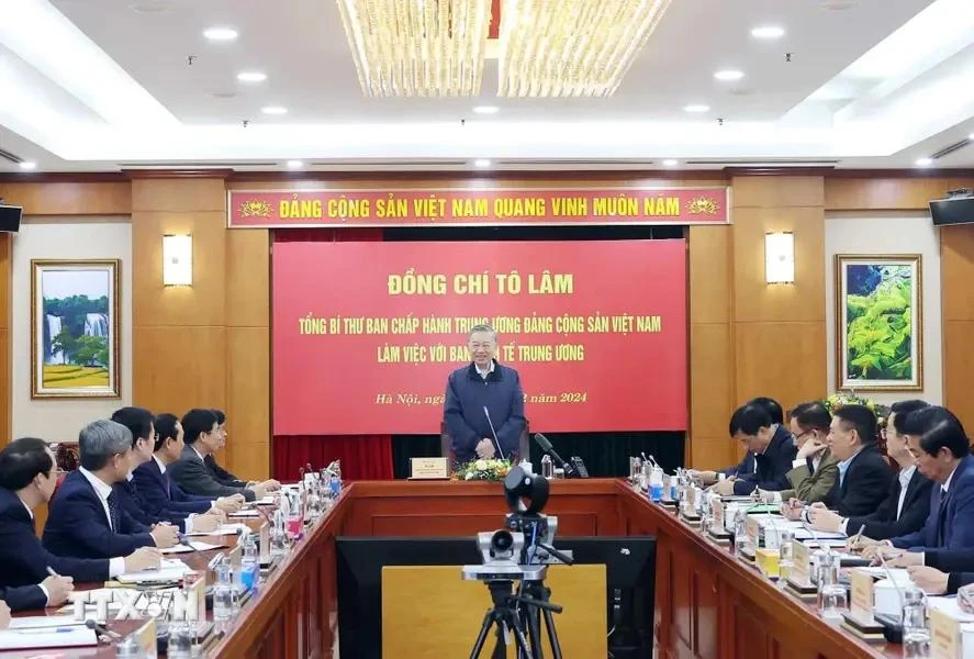 El secretario general del Partido Comunista de Vietnam (PCV), To Lam, trabaja con Comisión de Asuntos Económicos del Comité Central del Partido Comunista de Vietnam. (Fuente: VNA)