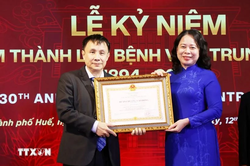 La vicepresidenta de Vietnam, Vo Thi Anh Xuan, concede Orden de Trabajo de primera categoría al director del Hospital Central de Hue, Pham Nhu Hiep. (Fuente: VNA)