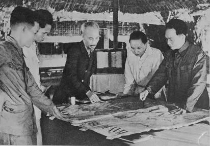 В конце 1953 года президент Хо Ши Мин, генерал Во Нгуен Зиап и другие партийные лидеры решают начать кампанию в Дьенбьенфу. (Фото из архива: ВИА)