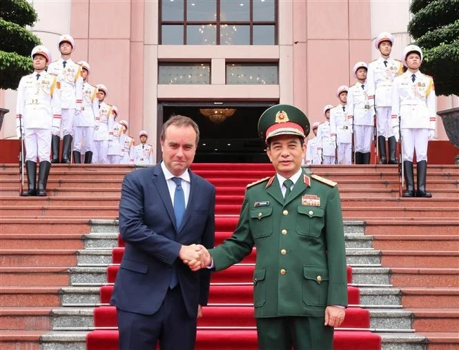 Министр национальной обороны генерал Фан Ван Жанг (справа) и министр вооруженных сил Франции Себастьен Лекорню в Ханое 5 мая. (Фото: ВИA)