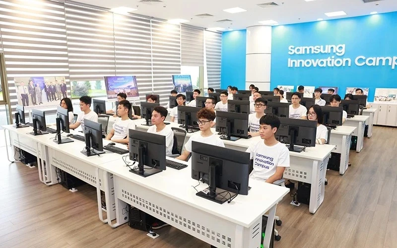 3 мая в Ханое Национальный инновационный центр Вьетнама (NIC) и компания Samsung Vietnam официально объявили о начале программы развития технологических талантов под названием «Инновационный кампус Samsung (SIC)» на 2023-2024 учебный год. (Фото: газета «Нянзян») 