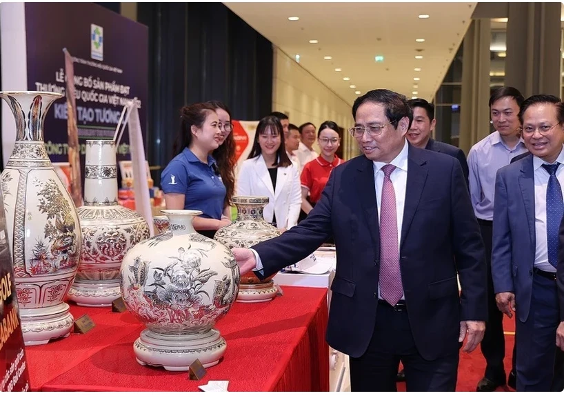 Фото: Премьер-министр Фам Минь Тьинь посещает стенд с продукцией под национальным брендом в 2022 году. (Фото: ВИА)