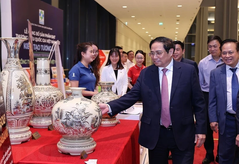 Фото: Премьер-министр Фам Минь Тьинь посещает стенд с продукцией под национальным брендом в 2022 году. (Фото: ВИА) 