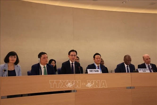 Заместитель министра иностранных дел До Хунг Вьет (третий слева) выступает на сессии УПО по принятию национального доклада Вьетнама (Фото: ВИA)