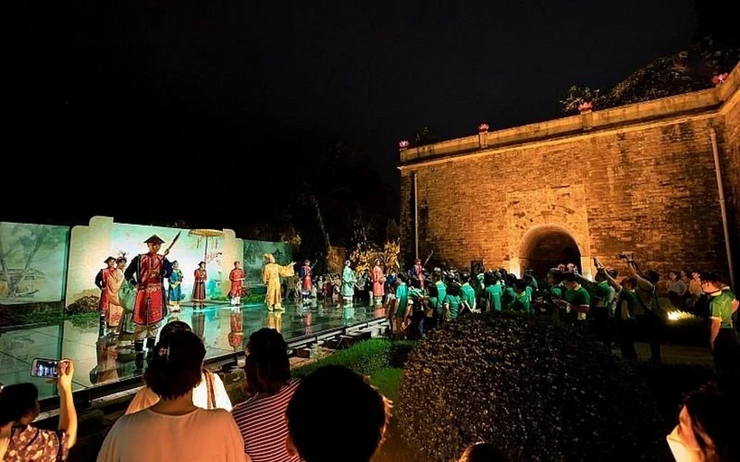 Воссоздание одной из королевских церемоний и древнего танца «Королевский двор Тханглонг» в императорской цитадели Тханглонг. Фото: Vietnam+