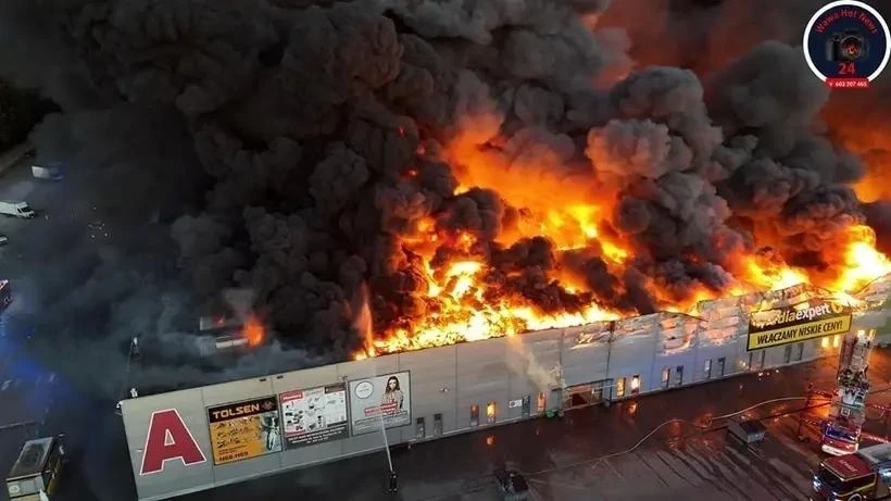 Пожар вспыхнул в торговом комплексе Marywilska 44 в Варшаве, Польша, около 3:30 утра 12 мая. (Источник: Wawa Hot News 24)