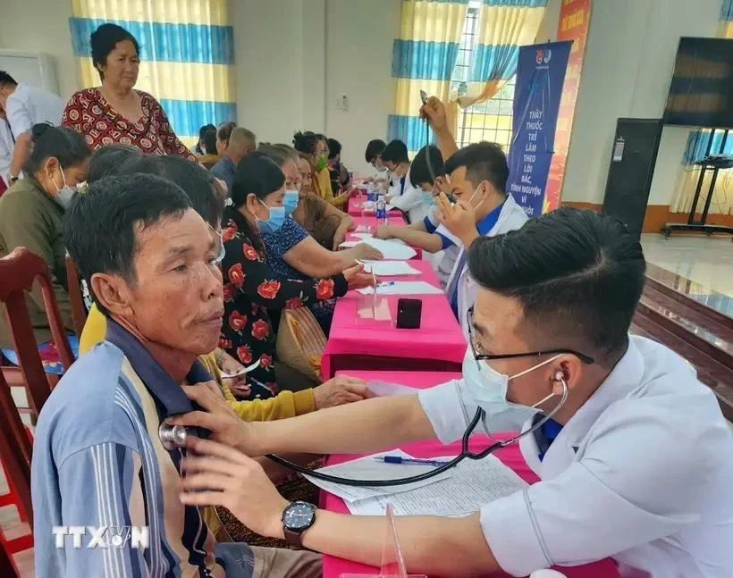 Молодые врачи проводят медицинские осмотры населения в районе Анбьен, провинция Киенжаанг. (Фото: ВИA)