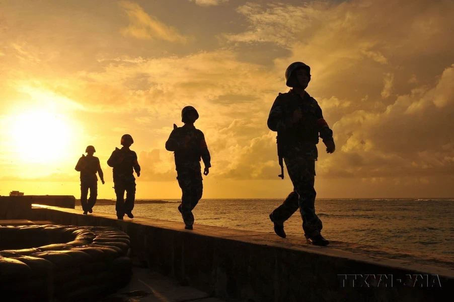 Военнослужащие ВМС на острове Фан Винь А ведут патрулирование и наблюдение, неуклонно защищая суверенитет и безопасность национальных границ, морей и воздушного пространства Вьетнама. (Фото: ВИА)