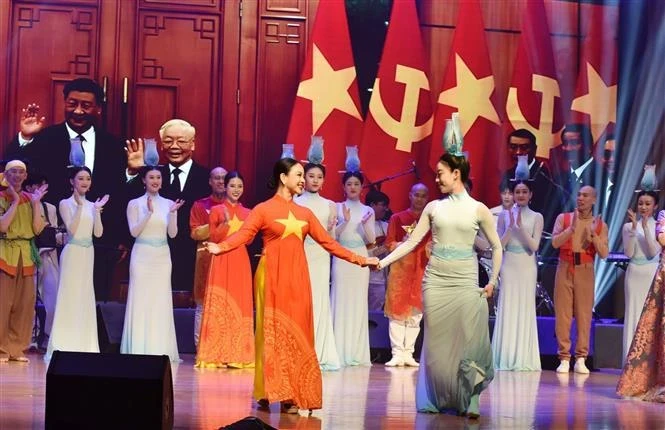 Выступление на художественной программе, посвященной дружбе между Ханоем и Пекином (Фото: ВИA)