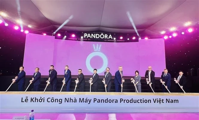 На церемонии закладки первого камня ювелирного завода Pandora Production Vietnam во Вьетнамо-Сингапурском индустриальном парке III (VSIP III) в городе Тануйен южной провинции Биньзыонг 16 мая. (Фото: ВИA)