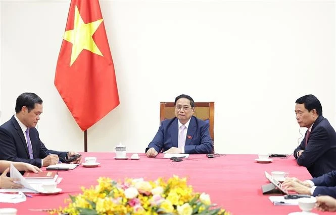 Премьер-министр Фам Минь Тьинь во время телефонного разговора с премьер-министром Нидерландов Марком Рютте 22 мая. (Фото: ВИA)