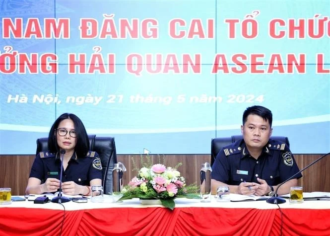 Нгуен Тхи Вьет Нга (слева), заместитель директора Департамента международного сотрудничества при Главном управлении таможенной службы Вьетнама, выступает на пресс-конференции в Ханое 21 мая. (Фото: ВИA)