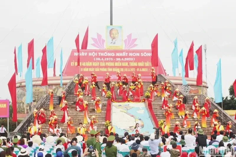 На фестивале национального воссоединения - значимом ежегодном событии провинции Куангчи. (Фото: nhandan.vn)