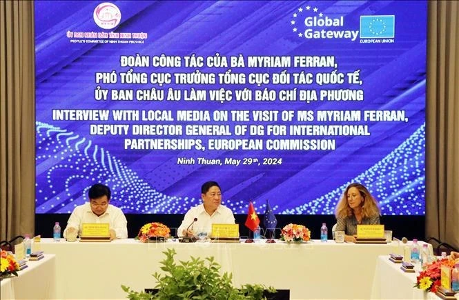 Мириам Ферран (первая справа), заместитель генерального директора Генерального директората Европейской комиссии по международному партнерству, выступает на брифинге для СМИ в провинции Ниньтхуан 29 мая. (Фото: ВИA)