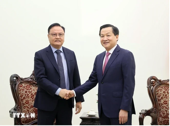 Заместитель премьер-министра Ле Мин Кхай (справа) и министр финансов Лаоса Сантифаб Пхомвихан. (Фото: ВИA)