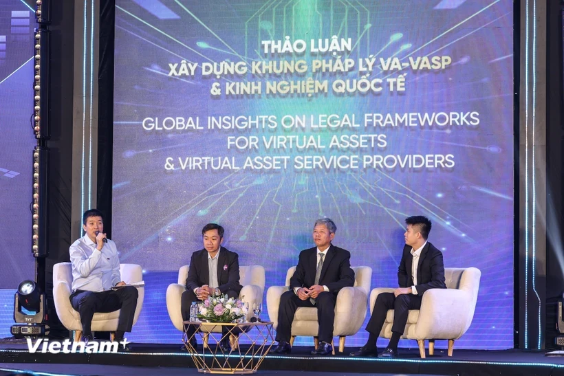  Вьетнамская ассоциация блокчейна организовала 4-й научный семинар, на котором были высказаны мнения по совершенствованию правовых рамок для виртуальных активов и провайдеров услуг виртуальных активов. Фото: Минь Шон/Вьетнам+ 