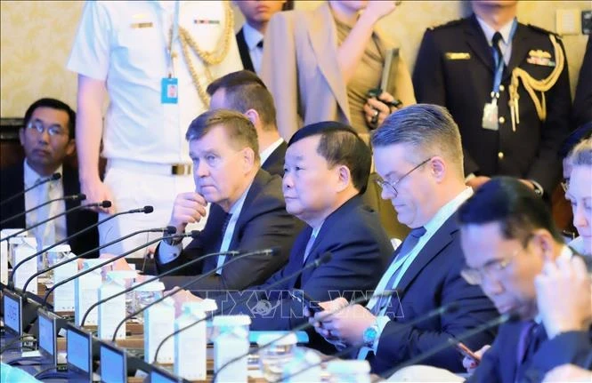 Заместитель министра обороны генерал-полковник Хоанг Суан Чиен (на первом плане, третий справа) на диалоге "Шангри-Ла 2024" (Фото: ВИA)