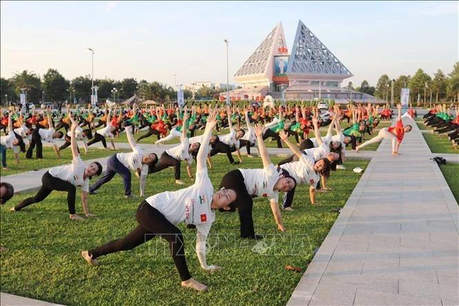 Празднование 10-го Международного дня йоги в Ниньтхуане. (Фото: ВИA)