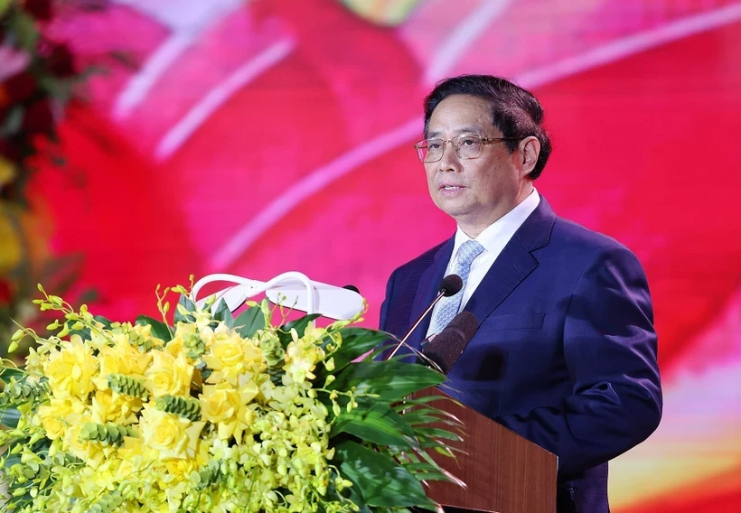 Премьер-министр Фам Минь Тьинь выступает на церемонии в городе Донгхой, провинция Куангбинь, 2 июня. (Фото: ВИA)