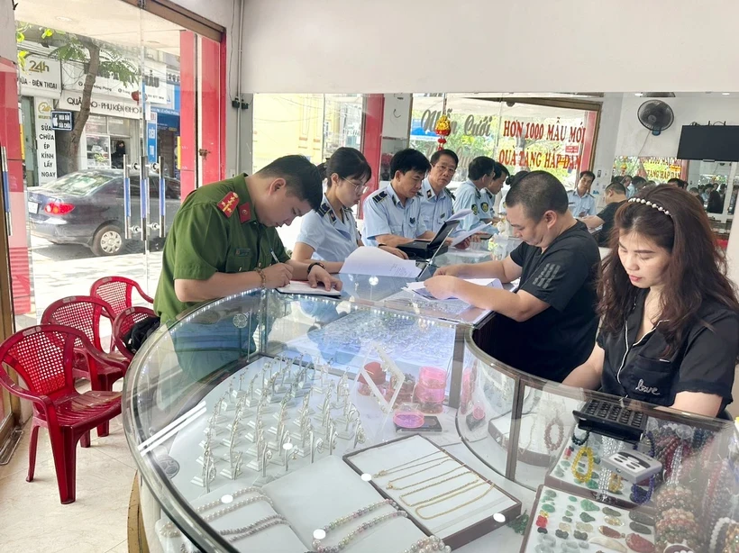 Межведомственные инспекционные группы проверяют деятельность в области торговли золотом. (Фото: PV/Вьетнам+)