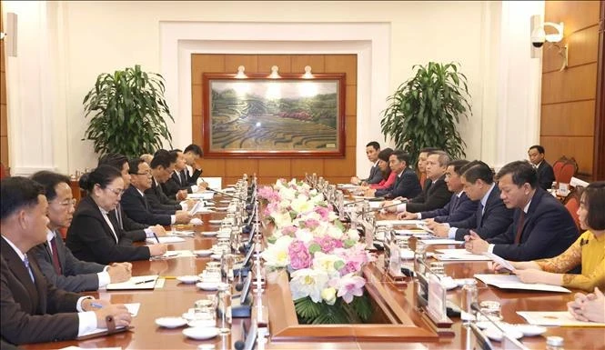 Высшие должностные лица партийной инспекции Вьетнама и Лаоса проводят переговоры в Ханое. (Фото: ВИA)