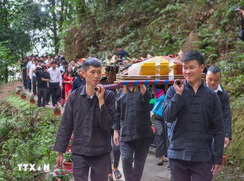 Местные жители совершают ритуал подношения благовоний храмам Онг и Ба во время фестиваля бвзара Кхау Вай Фонг Лыу в 2023 году. (Фото: ВИА)