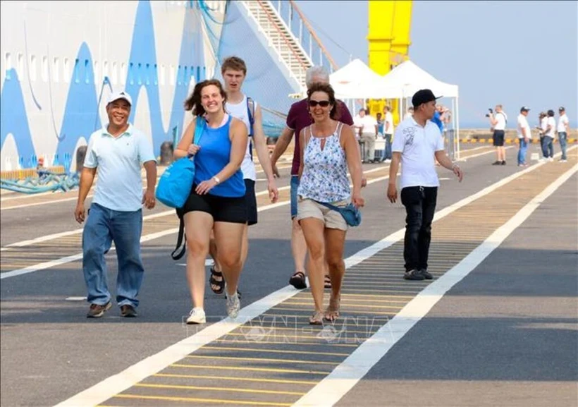 Иностранные туристы посещают город Дананг. (Фото: ВИA)
