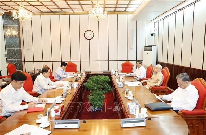 Генеральный секретарь партии Нгуен Фу Чонг председательствовал на заседании с ключевыми руководителями. (Фото: ВИА) 
