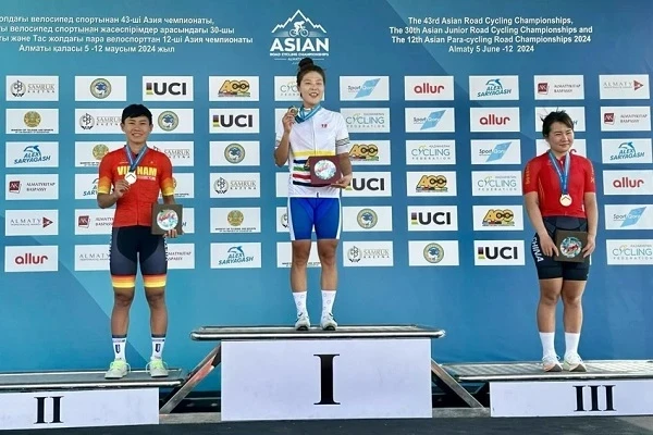 Нгуен Тхи Тхат (слева) на подиуме, завоевавшая серебро на 43-м чемпионате Азии по шоссейному велоспорту 11 июня в Алматы, Казахстан (Источник: vietnamnews.vn) 