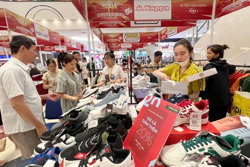 Люди делают покупки в торговом центре Aeon Mall Long Bien в Ханое (Фото: ВИA)