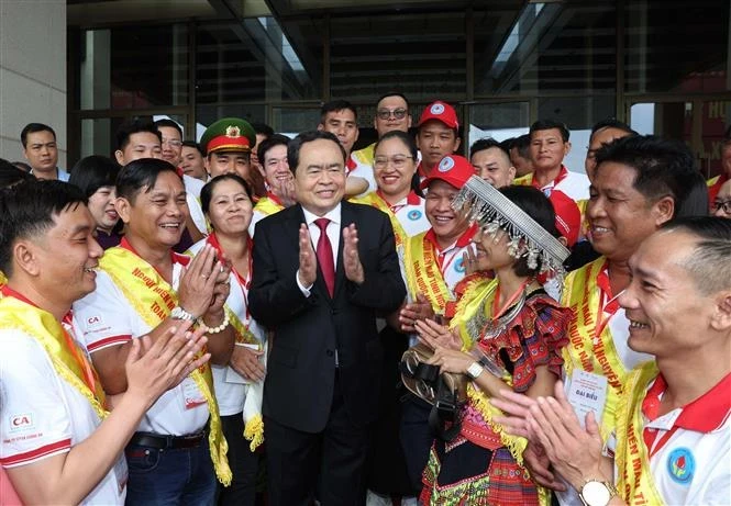  Председатель НС Чан Тхань Ман и доноры крови. (Фото: ВИA) 