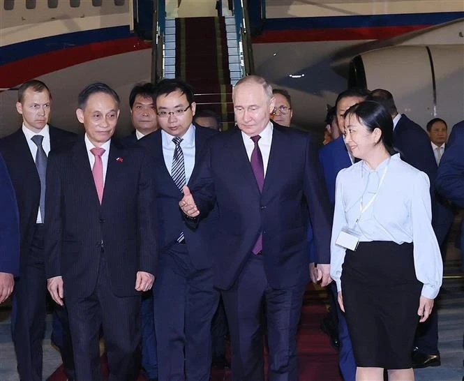 Президент России Путин прибыл в международный аэропорт Нойбай, начав двухдневный государственный визит во Вьетнам с 19 по 20 июня 2024 года. (Фото: ВИA)