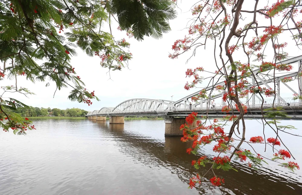 Мост Чангтьен через реку Хыонг в городе Хюэ. (Фото: ВИA) 