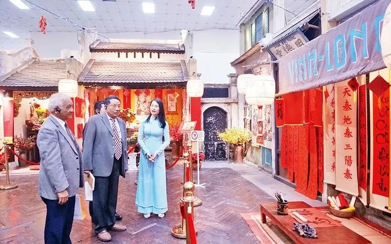 Посетители в императорской цитадели Тханглонг в Ханое (Фото: nhandan.vn) 