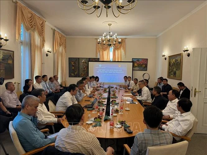 Встреча министра науки и технологий Хюинь Тхань Дат с учеными и представителями интеллигенции вьетнамского происхождения в Германии 26 июня. (Фото: ВИA)