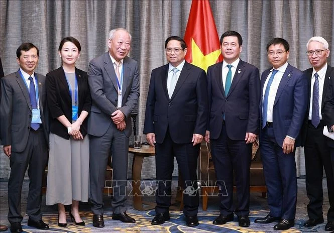 Премьер-министр Фам Минь Тьинь (четвертый слева) принимает основателя CPCG Янь Цзехэ (третий слева) в Пекине 27 июня. (Фото: ВИA)
