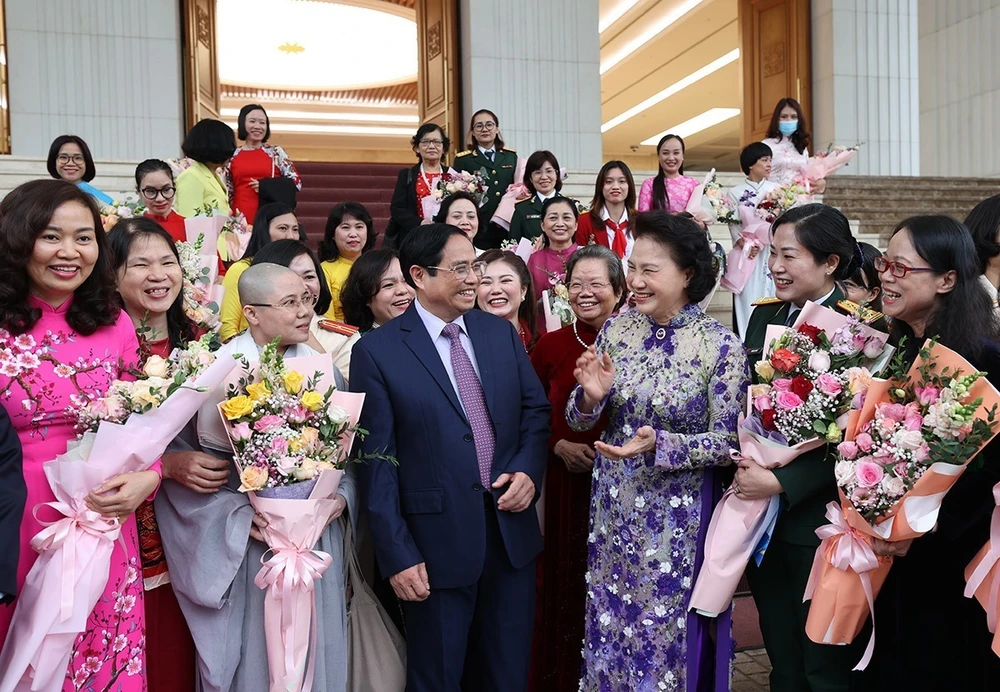 Премьер-министр Фам Минь Тьинь встречается с выдающимися женщинами-делегатами 2021 года. (Фото: ВИA) 