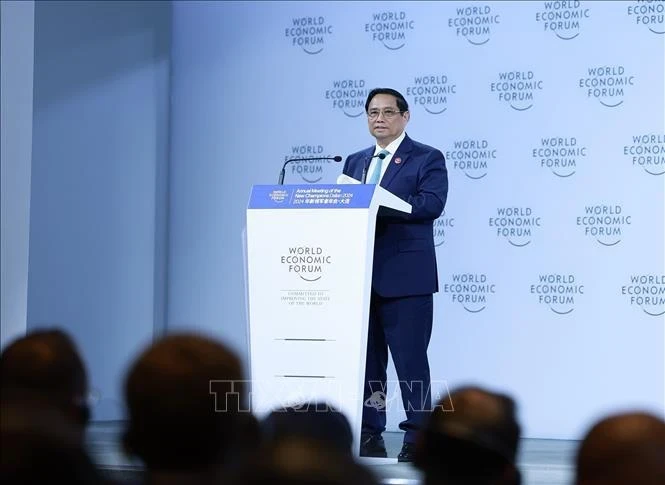 Премьер-министр Фам Минь Чинь выступает на пленарном заседании 15-го ежегодного совещания новых мировых лидеров Всемирного экономического форума (ВЭФ), состоявшемся 25 июня в Даляне, Китай. (Фото: ВИA)