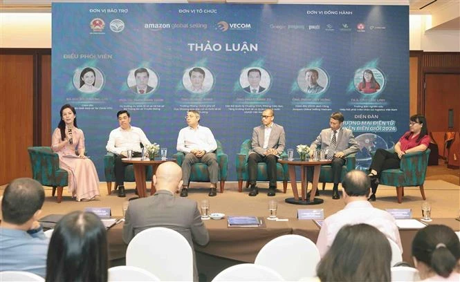 На форуме по трансграничной электронной коммерции, организованном совместно Amazon Global Selling Vietnam и Ассоциацией электронной коммерции Вьетнама (VECOM) 27 июня (Фото: ВИА) 