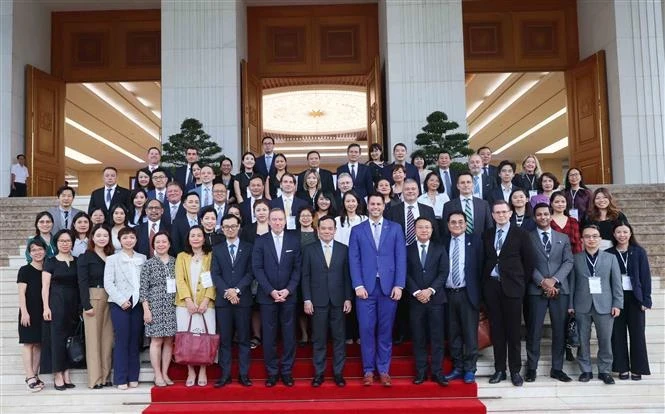  Заместитель премьер-министра Чан Лыу Куанг и делегаты. (Фото: ВИA) 
