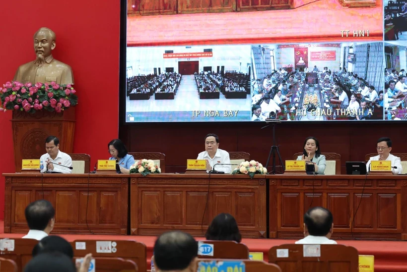 Председатель НС Чан Тхань Ман (в центре) встречается с избирателями. (Фото: ВИA)