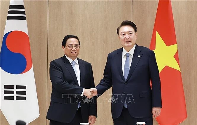Премьер-министр Фам Минь Тьинь (слева) и президент Кореи Юн Сук Ёль (Фото: ВИA)
