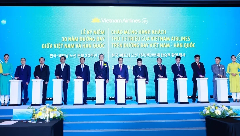 Премьер-министр Фам Минь Тьинь (справа) и другие делегаты на церемонии. (Фото: ВИA)