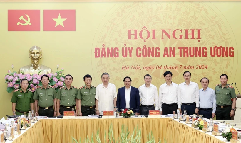 Слева направо: Президент государства То Лам (5), премьер-министр Фам Минь Тьинь (6) и другие делегаты позируют для группового фото на мероприятии. (Фото: ВИA)
