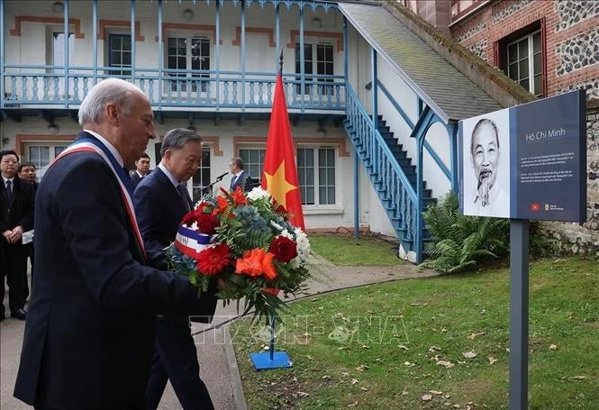 Генеральный секретарь ЦК КПВ, президент государства То Лам и мэр Сент-Адресса Юбер Дежан де ла Бати возлагают цветы к мемориальной доске в честь президента Хо Ши Мина в городе Сент-Адресс 6 октября. (Фото: ВИA)