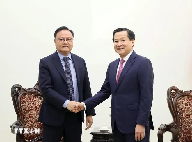 越南政府副总理黎明慨会见老挝财政部部长桑提帕·丰威汉。图自越通社