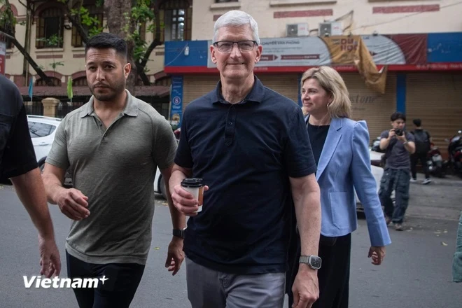 苹果公司首席执行官蒂姆·库克（Tim Cook）和这家全球科技公司的高级官员代表团抵达越南。 （图自： Vietnam+）