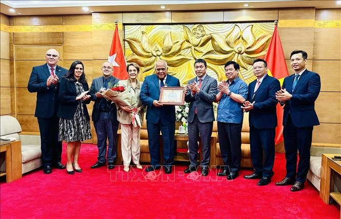 La VUFO otorgó la insignia “Por la paz y amistad entre los pueblos” al embajador de Cuba en Hanoi, Orlando Nicolás Hernández Guillén (Fuente: VNA)