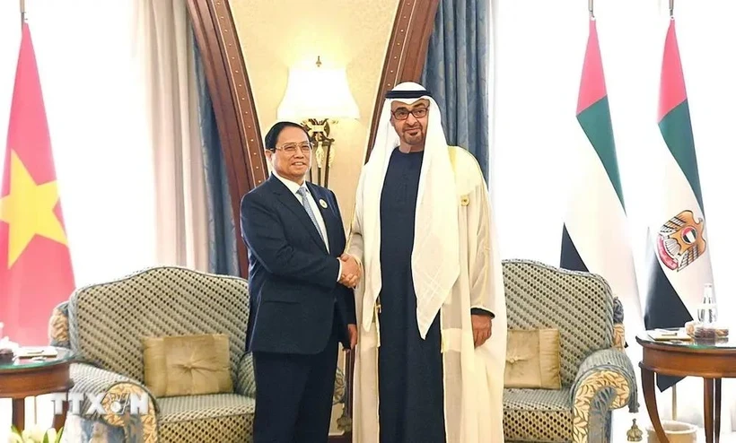 El primer ministro vietnamita, Pham Minh Chinh, se reúnió con el presidente de los Emiratos Árabes Unidos, Mohammed bin Zayed Al Nahyan, durante su visita para asistir a la Cumbre de la ASEAN y el Consejo de Cooperación del Golfo (CCG) en Arabia Saudita en 2023. (Fuente: VNA)