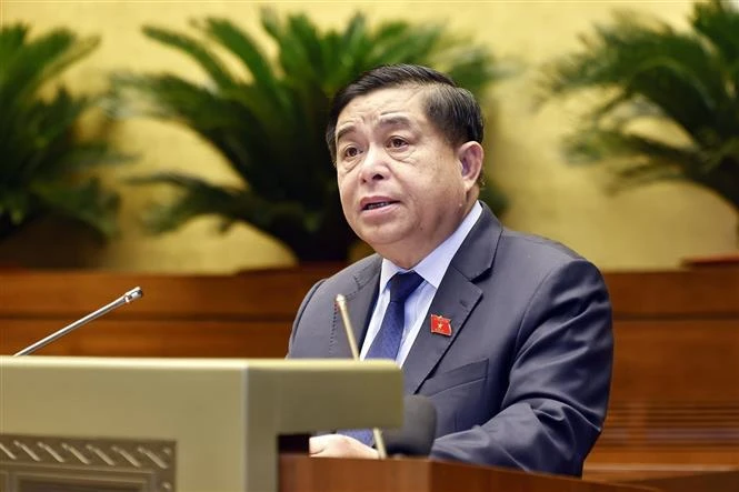 El ministro de Planificación e Inversión de Vietnam, Nguyen Chi Dung, informó sobre el contenido revisado en el proyecto de Ley de Inversión Pública (Fuente: VNA)